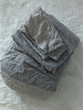 H&M Queen Reversible Dot Print Duuvet Cover in Gray and Cream